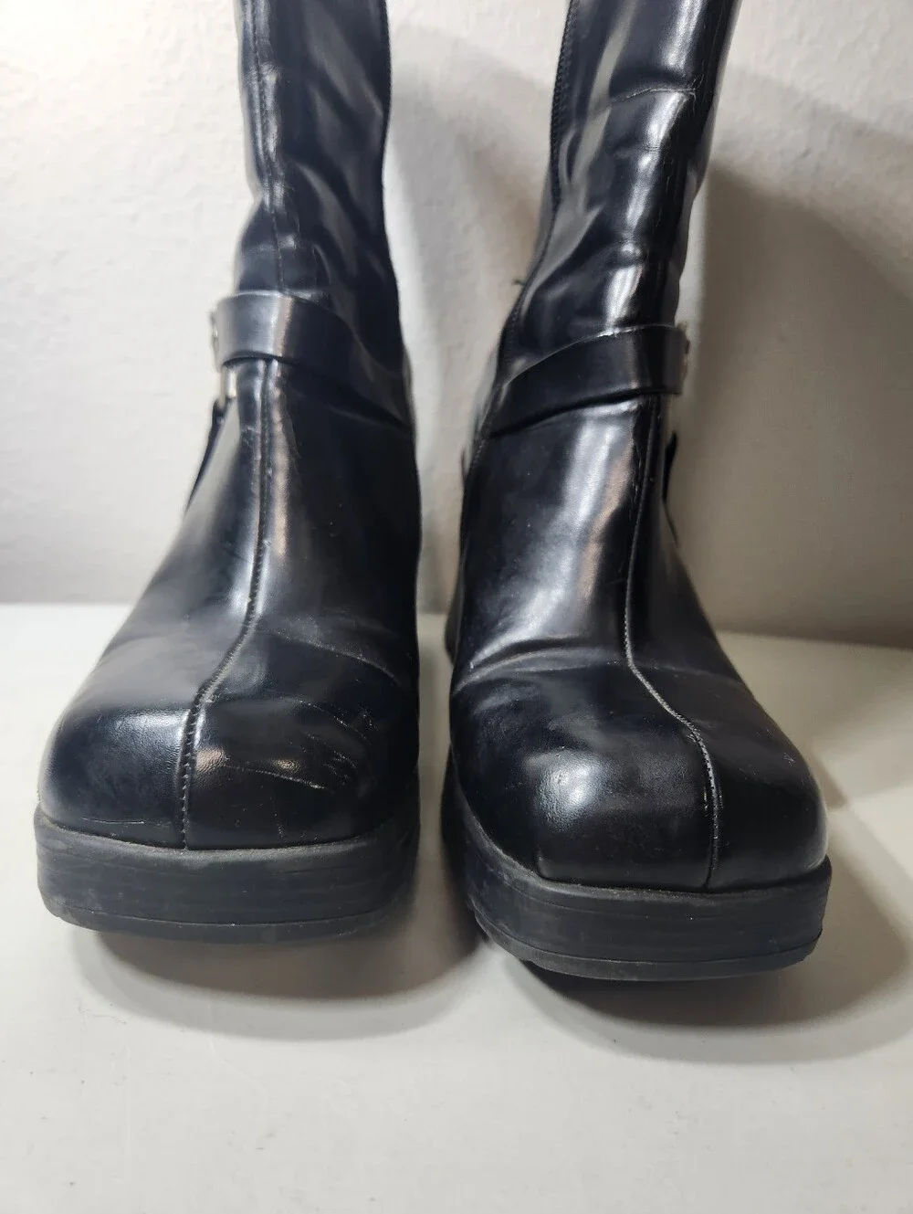 Lower East Side |8| VTG Y2K Black Chunky Platform Boots w/Heart Harness Detail